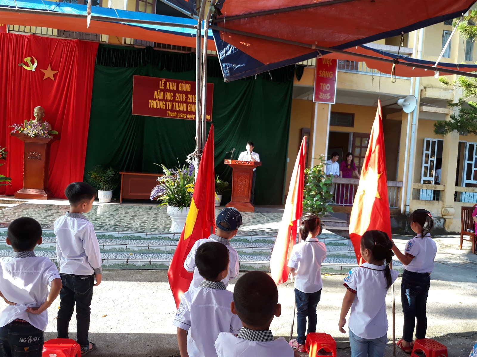Lễ chào cờ của các em học sinh